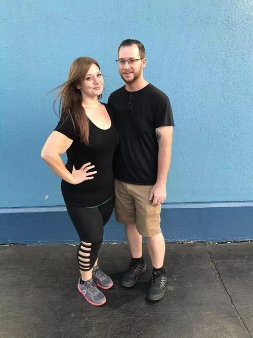 肥胖夫妻狂减350斤,重拍曾经的照片见证惊人改变