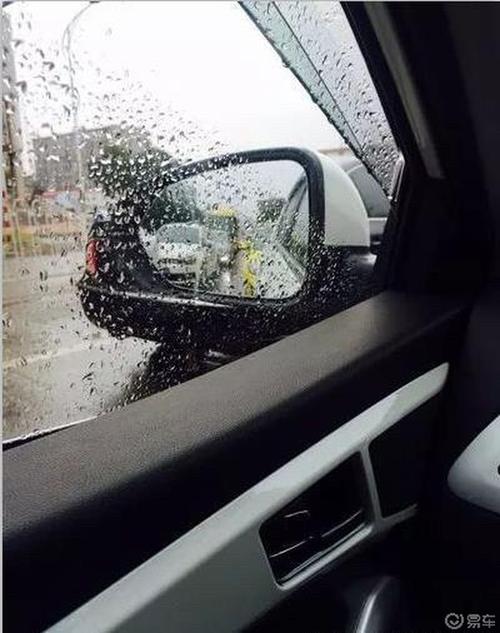 汽车小常识雨天开车后视镜看不清怎么办雨水多的季节后视镜常常会挂满