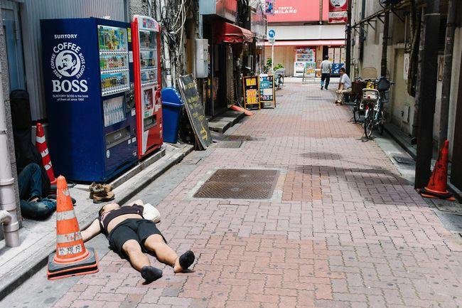 随处可见的醉汉倒在地上,这就是日本街头的一景.