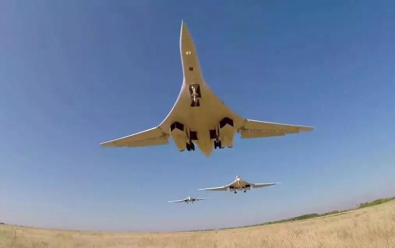 世界最大轰炸机:俄军图-160多机联合画面罕见曝光