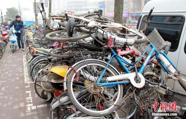 南京数百辆废旧自行车被弃置公共停车场