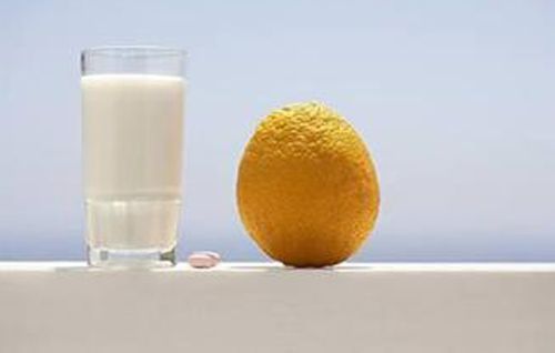 不管是吃橘子后喝牛奶,还是喝完牛奶吃橘子都是不可取的方式,牛奶和