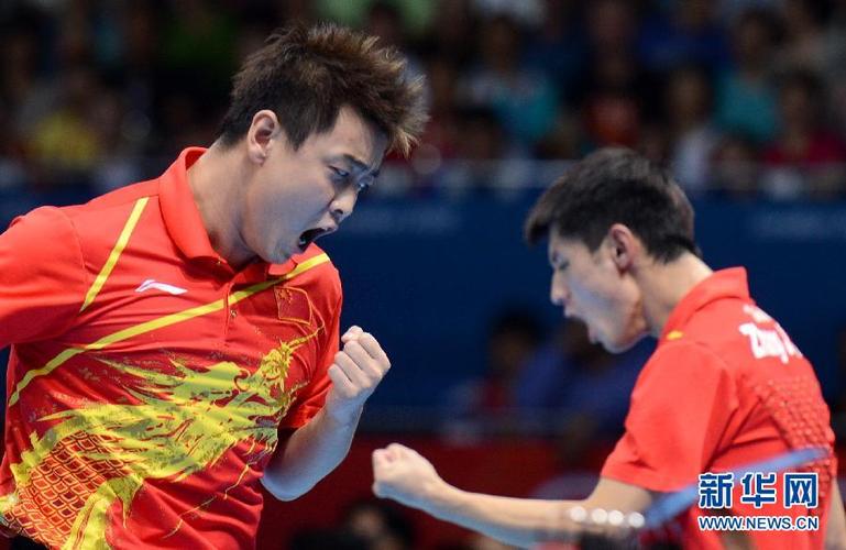 图为2012年8月8日,中国队选手王皓(左),张继科