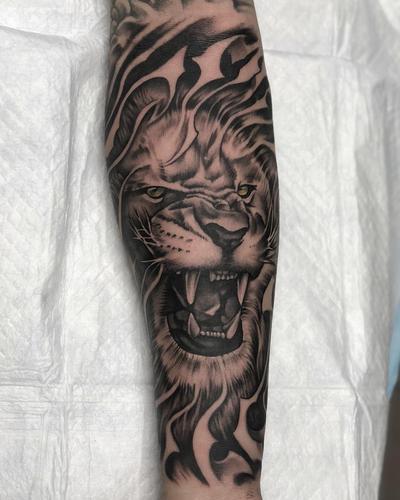 小臂黑灰写实霸气狮子纹身图案
