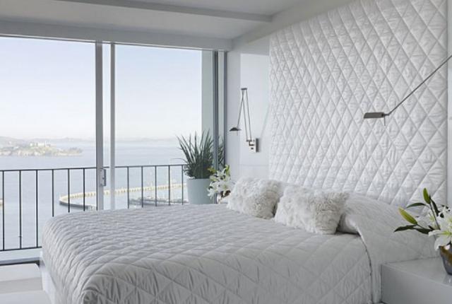 在卧室床头的位置,很多人都会想要搞一个软包的背景墙.