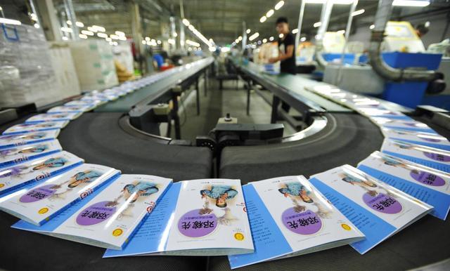 8月4日,工人在肃宁县一家图书印刷企业的生产车间里工作. 举报/反馈