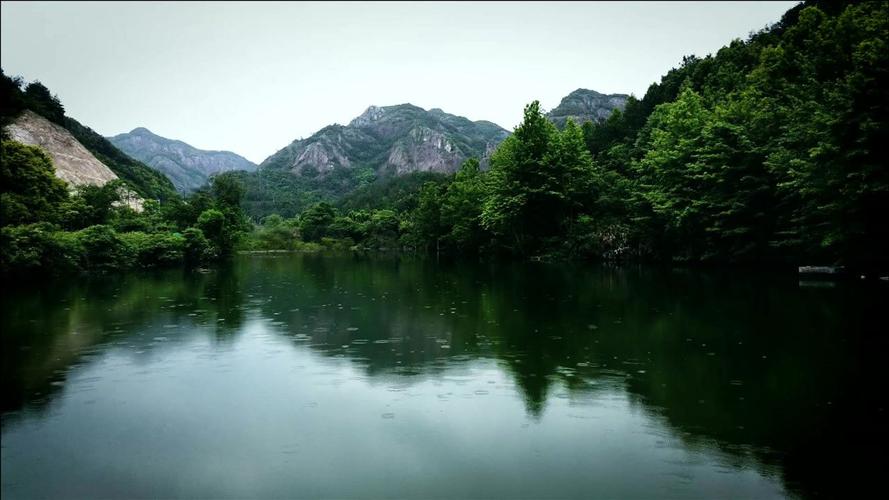 浙江省永康十景之一飞龙山有建在水上的寺庙宛如世外桃源
