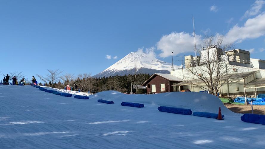 富士山こどもの国 人工雪场 和国内的滑雪场完全没法比 但是孩子嚒 她