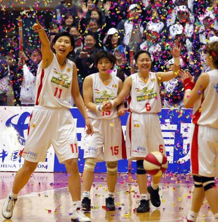 wcba:八一女篮蝉联冠军 八一队员获胜庆祝(图文)