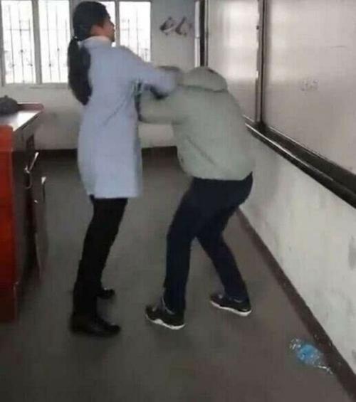 新疆喀什一初中老师打学生被处罚,老师打学生真的都是老师的错?