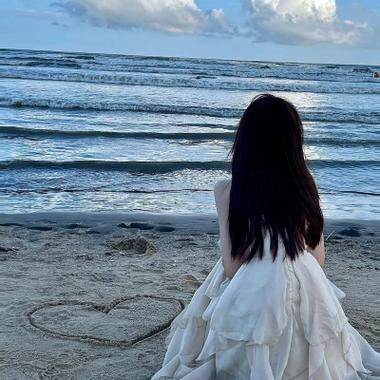 女生海边背影头像唯美 高清漂亮女人看海的背影图片头像_女生头像