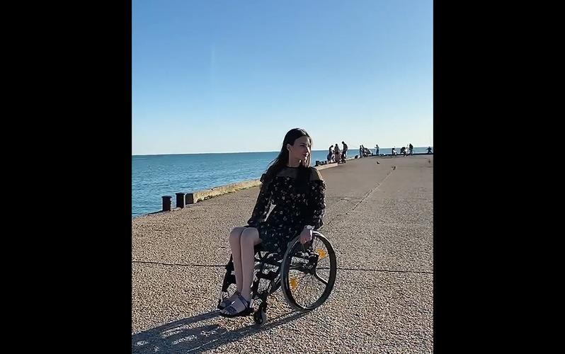 轮椅美女在海边