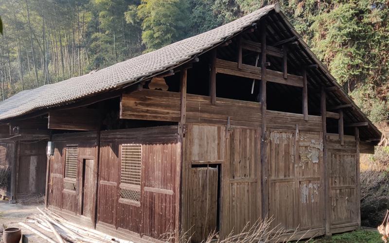 参观下本村的老木房子,典型的老式全木建筑.