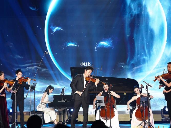小提琴演奏家吕思清与新青年乐团共同演绎了95小提琴协奏曲《梁祝》