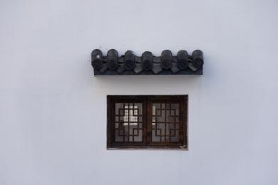 中式传统带窗檐的木窗