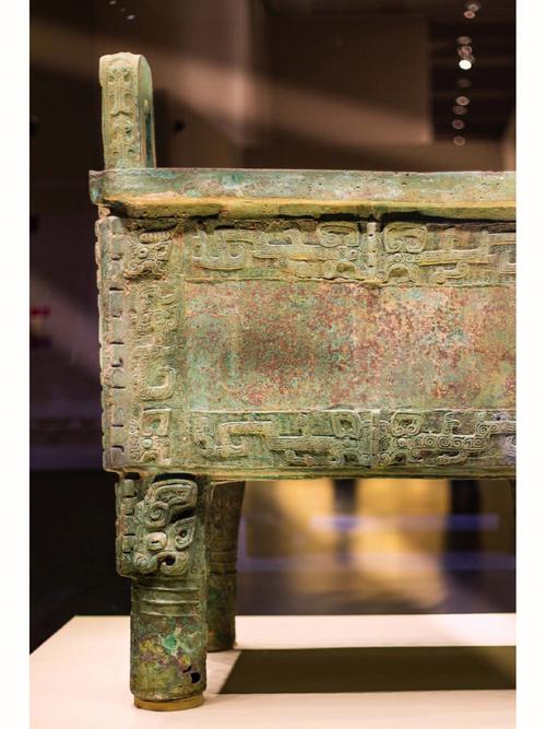 已知最大先秦时期青铜器,静静挺立在国家博物馆地下一层展厅最显眼的