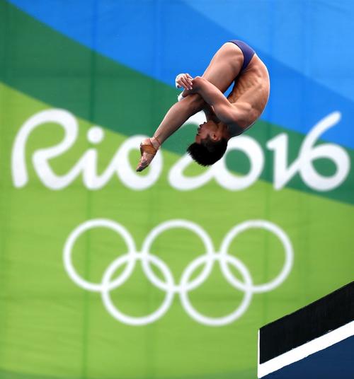 凤凰体育讯 北京时间8月20日,里约奥运会男子10米台半决赛展开争夺.