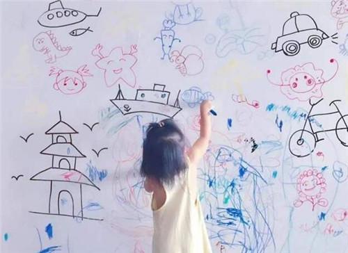 墙面被孩子随意涂鸦,不仅会破坏室内的美观性,而且还会影响到家人的