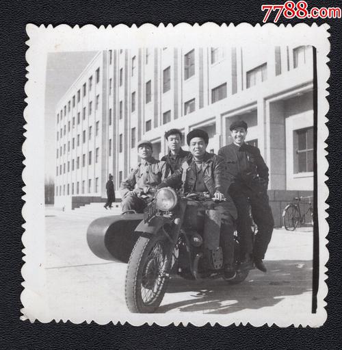 70年代骑摩托车老照片1张尺寸约6363厘米