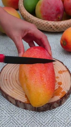 五刀切芒果不需要剥皮就能轻松得到果肉