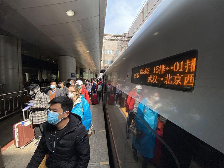 各区每天在北京西站指定区域,按区接人,并沿专用通道抵达专用停车场后