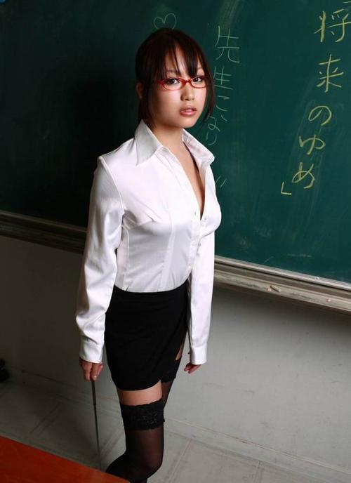 日本女星西田麻衣教师制服喷血挑逗诱惑私房