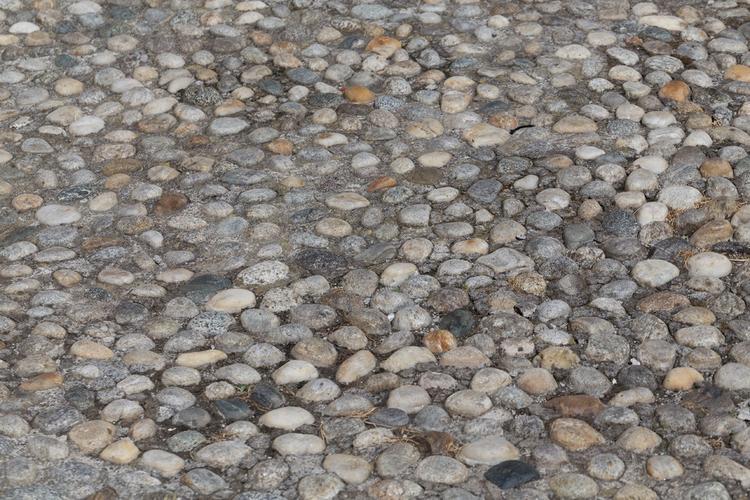 地上的圆石公园里鹅卵石的质地为行人铺设的道路铺路石背景