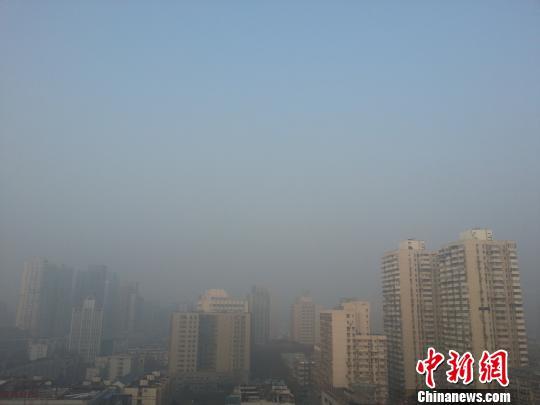 雾霾再度袭来 南京市民期盼清爽过大年(组图)