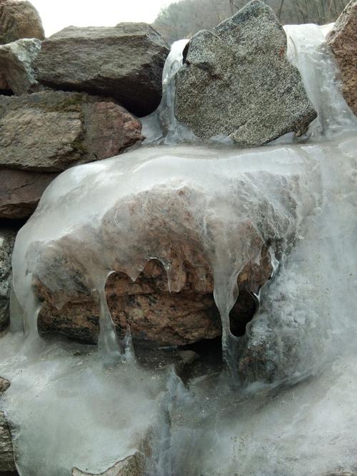 石棱冰瀑,在山脚下增添了几份冰清玉洁的格调.
