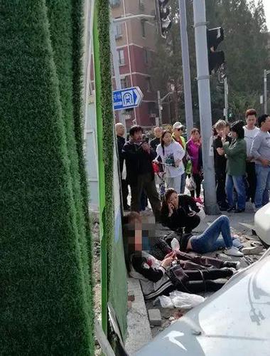 上海发生惨烈交通事故,已致2死12伤!现场画面曝光(视频)