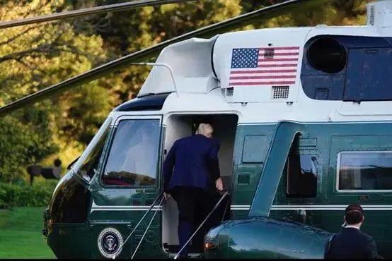 特朗普登上海军陆战队一号直升机图|美媒