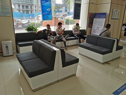 客户等候办理业务期间,可以坐在沙发上玩着手机,悠闲的等待.