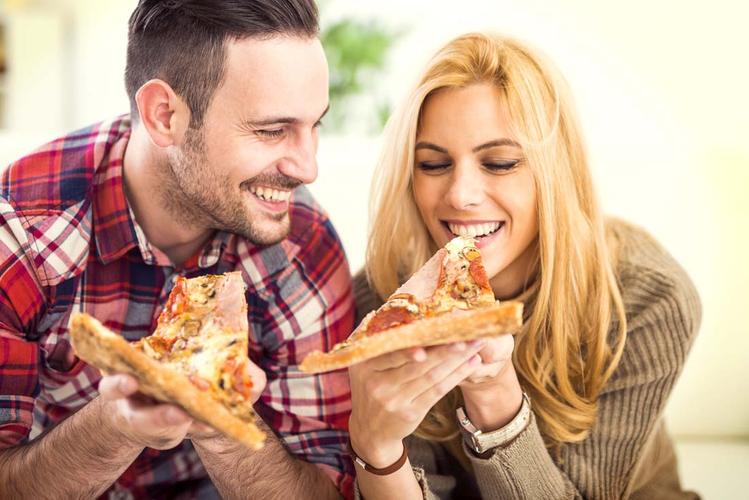 开心吃披萨的情侣高清图片