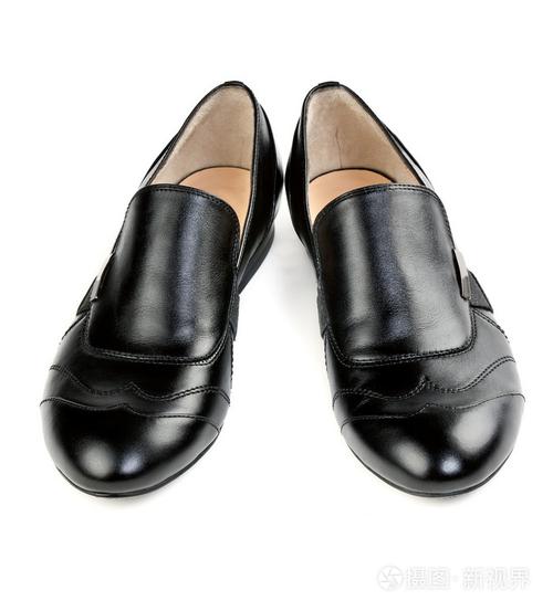 一对时尚经典黑色鞋