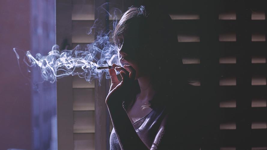 电脑壁纸 摄影 时光记忆 一个女人抽烟伤感图片