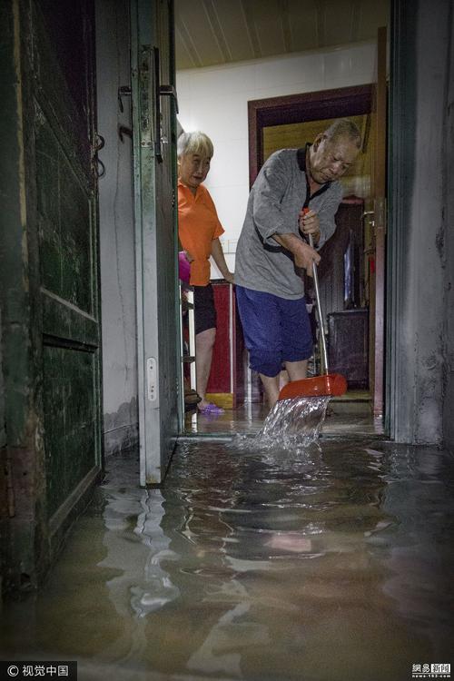 7 无锡暴雨致多地积水严重 居民家中被淹