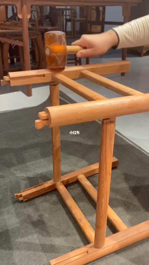 鲁班榫卯结构组装红木小凳子