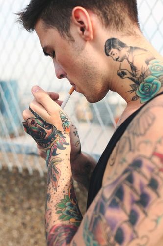 求一张一个外国男生抽烟的图片,脖子上有纹身的!急求大神帮忙