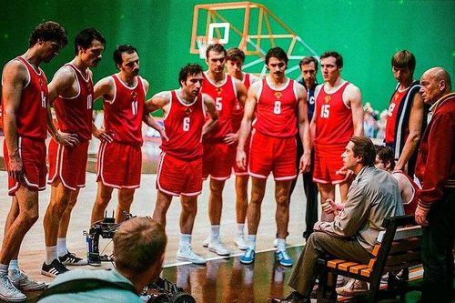 根据1972年慕尼黑奥运会上,苏联击败美国获得奥运会篮球金牌的故事