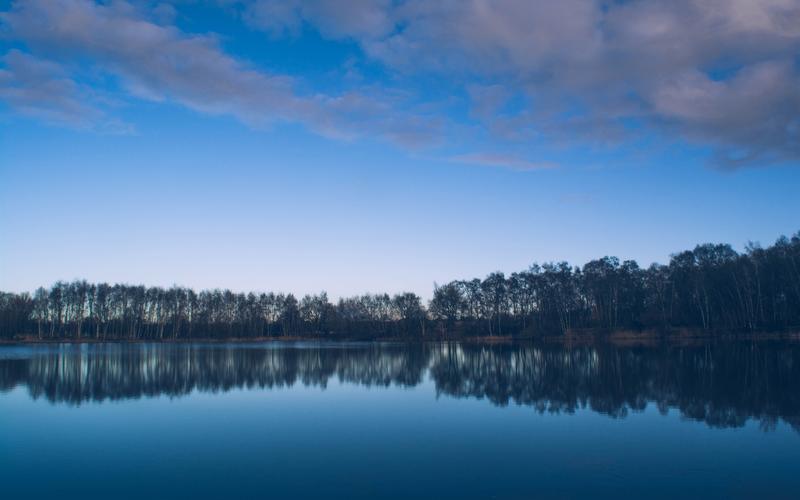 壁纸 湖,树,水反射,蓝天 3840x2160 uhd 4k 高清壁纸, 图片, 照片