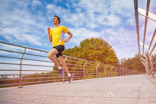 运动的年轻人跑步期间在户外的心脏锻炼在夏天