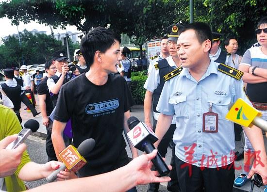 广州城管穿防刺背心高调执法 称对小贩起到震慑作用