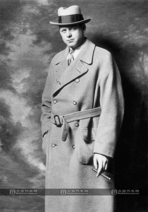 第一次世界大战爆发时,亨利·利兰组织凯迪拉克公司最出色的工程师