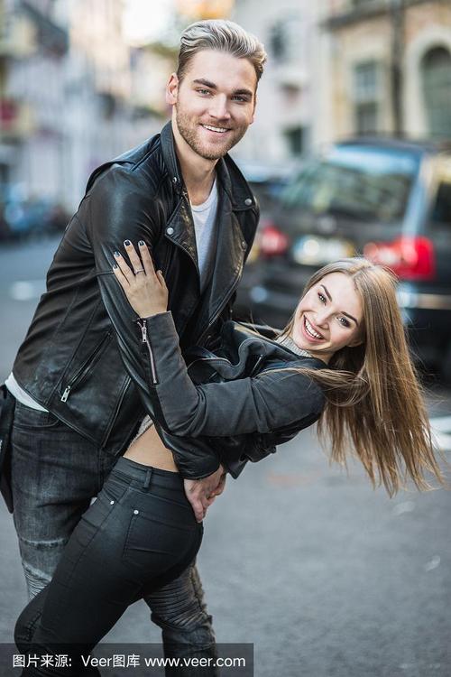 一对浪漫的情侣在欧洲的大街上拥抱