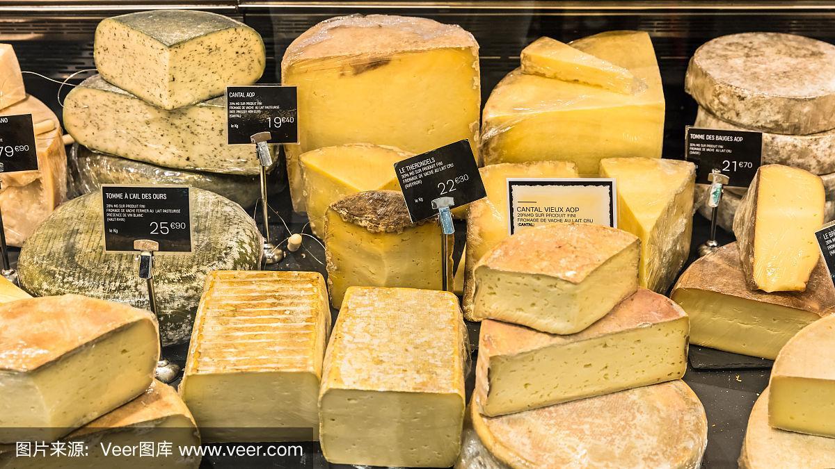 法国超市里陈列着不同的奶酪.法国巴黎