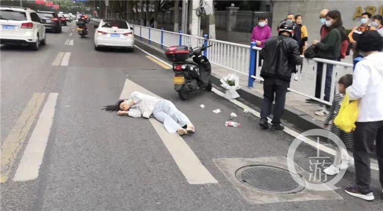 女子鬼探头横穿马路被摩托车撞断片民警同等责任