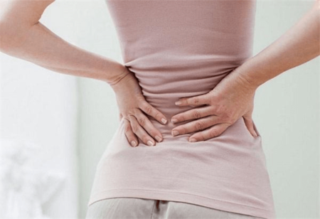 月经期间可能会感到腰部酸胀,但是千万不要捶腰,为什么?