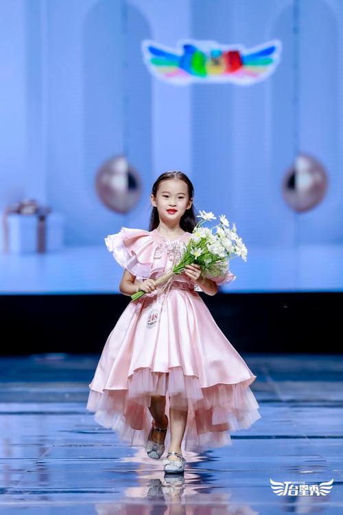 冯心澜荣获第八届t台星秀少儿模特大赛全国总决赛网络人气冠军