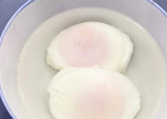 水煮荷包蛋怎么做嫩滑不粘锅?