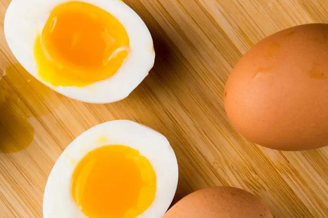 一个鸡蛋有多少蛋白质和脂肪